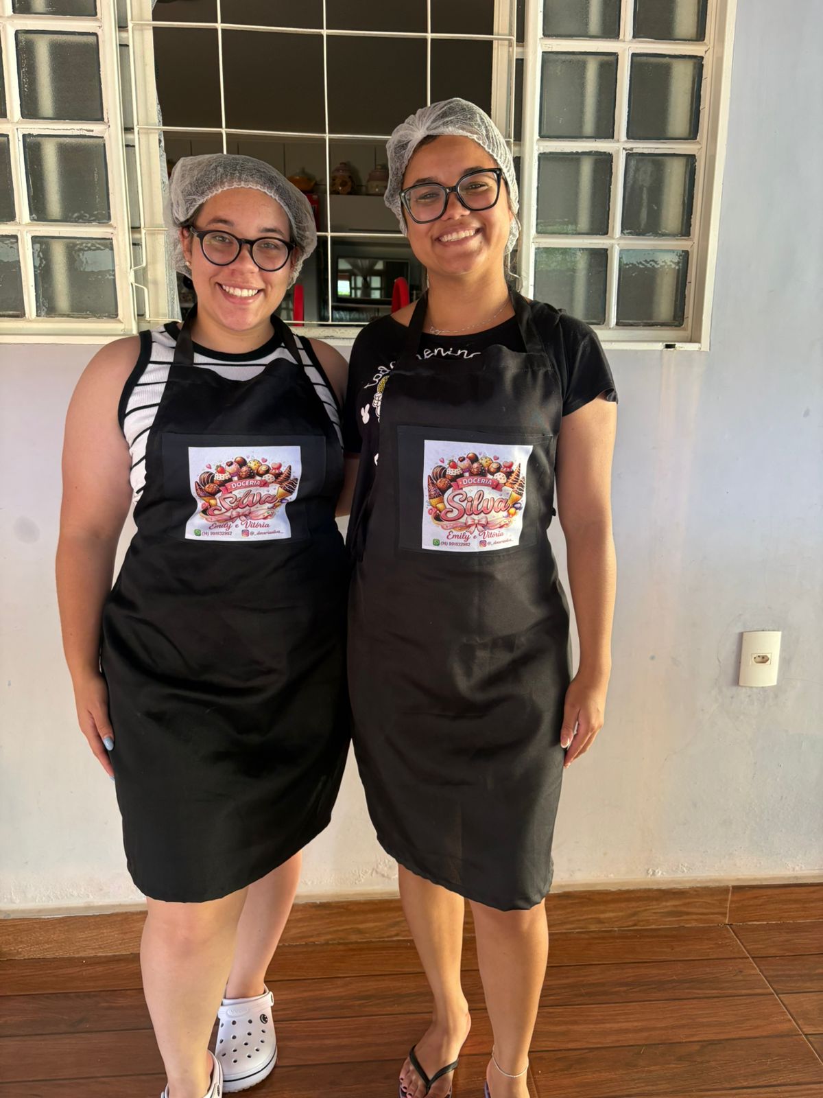 Emily e Vitória na cozinha